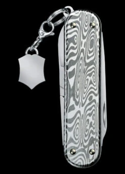 Victorinox Classic SD Brilliant Damascus -Campfire Essentials Shop BMC 0622134.2 33746.1671193496.1280.1280 21413.1671207008