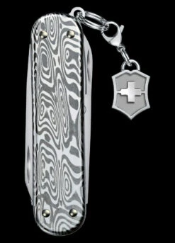 Victorinox Classic SD Brilliant Damascus -Campfire Essentials Shop BMC 0622134.3 73142.1671193496.1280.1280 93754.1671207008