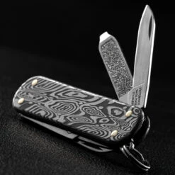 Victorinox Classic SD Brilliant Damascus -Campfire Essentials Shop BMC 0622134.7 65649.1671206029.1280.1280 83525.1671207008