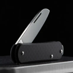Fox Vulpis 1 Carbon Fibre 4.5 Penknife -Campfire Essentials Shop FOX FX VP108CFdet3 25541.1686652161.1280.1280 33341.1686746133