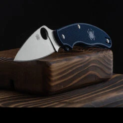 Spyderco UK Penknife Lightweight Dark Blue CPM SPY27 -Campfire Essentials Shop SC94PCBLdet4 21728.1694442613